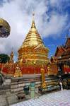 Buddha, der vor dem Chedi, Wat Doi Suthep, Chiang Mai, Thailand.