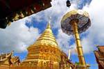 Der Sonnenschirm und Gold Chedi, Wat Doi Suthep, Chiang Mai, Thailand.