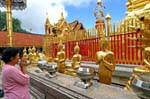 Frauen beten, Wat Doi Suthep, Chiang Mai, Thailand.