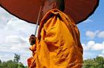 Mit einem Regenschirm, Sukhothai, Wat Mahathat Mönch, Thailand.