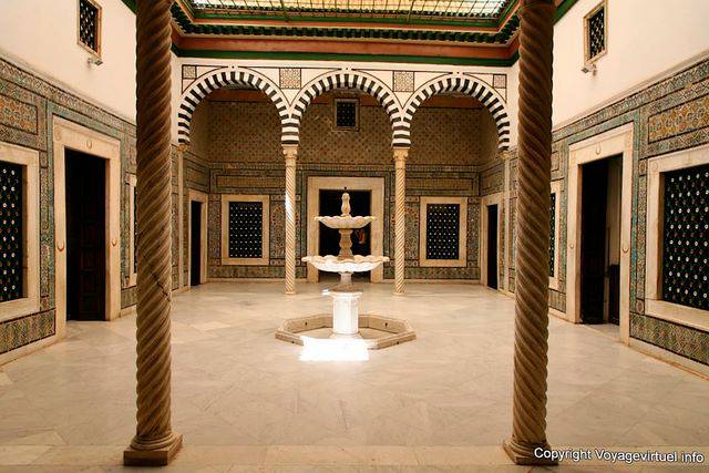 Bardo-Museum, Brunnen in einem arabischen Hof - Tunesien