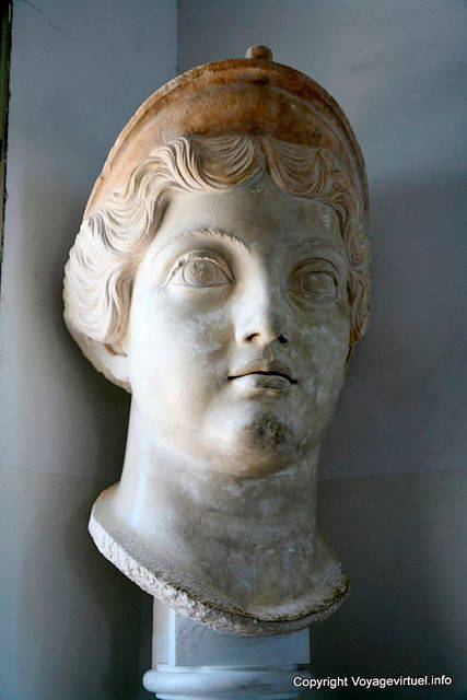 National Museum von Karthago, monumentale Statue Kopf - Tunesien
