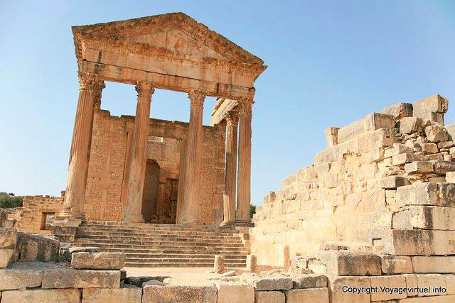 Dougga, das Kapitol, das römische Tempel zweiten Jahrhundert zu Jupiter, Juno und Minerva gewidmet - Tunesien