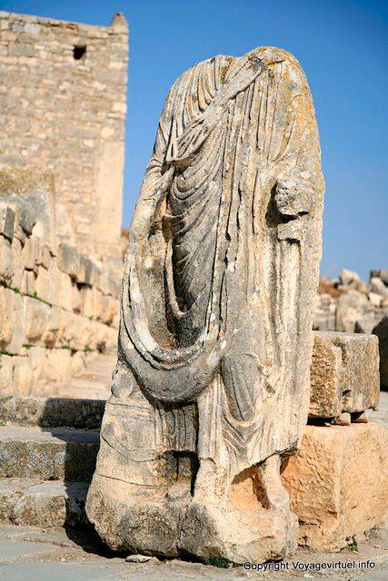 Dougga, Kaiser der kopflose Statue, Togatus auf dem Platz des Kompasses - Tunesien