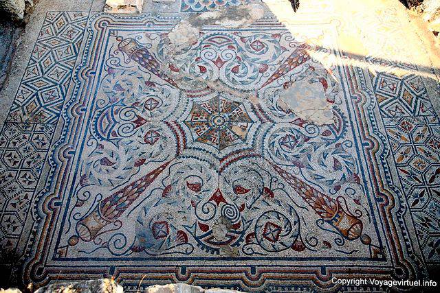 Dougga, rote und blaue Mosaik der große dekorative Reichtum - Tunesien