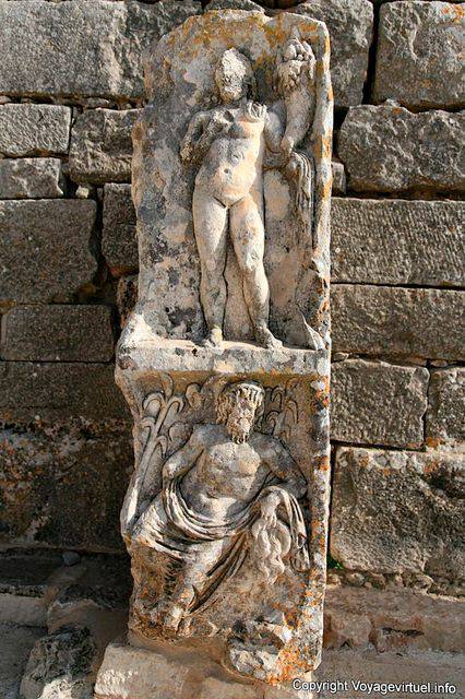 Dougga, Skulptur auf dem Platz der Rose der Winde - Tunesien