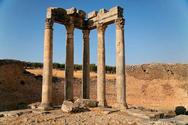 Dougga, Tempel der Juno Caelestis, die Wand des heiligen Bezirk (Temenos) und Spalten - Tunesien