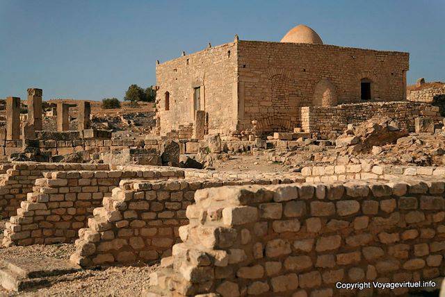 Dougga, eine kleine Moschee auf den Grundmauern des Tempels der Fortuna gebaut - Tunesien