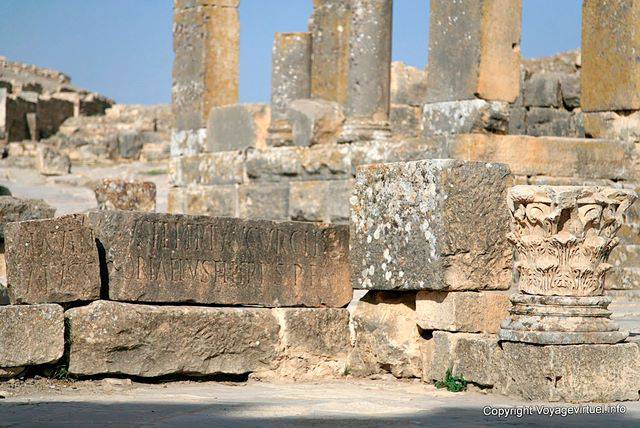 Dougga, Inschrift am Fuße des Tempels August Frömmigkeit - Tunesien
