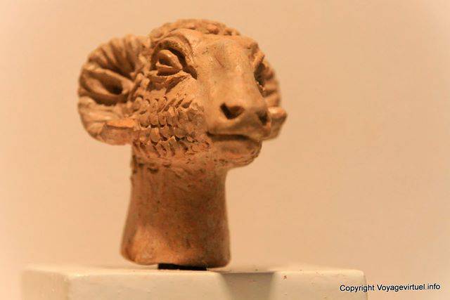 Kerkouane Archäologische Museum, Hauptskulptur Ziegen - Tunesien