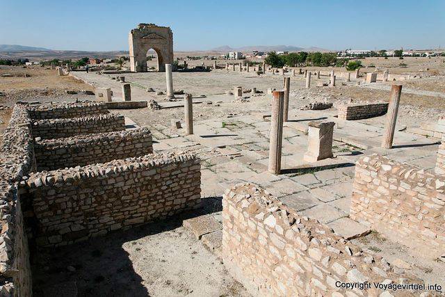 Maktar, Forum, Allgemeine Ansicht aus dem Tempel von Hathor Miskar - Tunesien