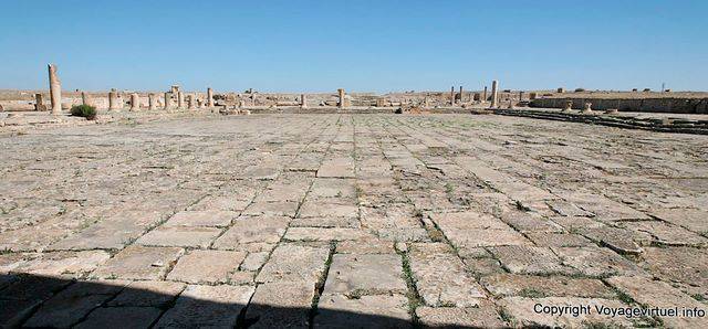 Archäologische Stätte Maktar Das Forum von der Triumphbogen des Trajan gesehen - Tunesien