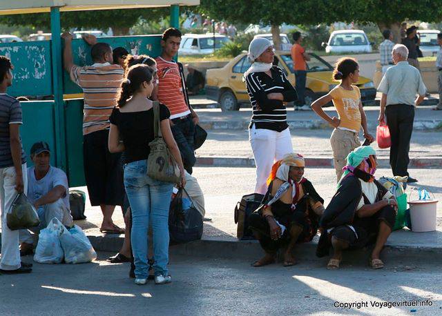 Avenue des Martyrs, Sfax, warten auf den Bus - Tunesien