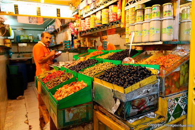 Lebensmittel mit Oliven, Markthalle, Sfax - Tunesien
