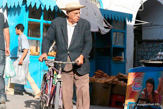 Mann auf dem Fahrrad, Straße Schmiede, Sfax - Tunesien