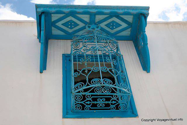 Sidi Bou Said, Kunstschmiedearbeiten und Markise - Tunesien