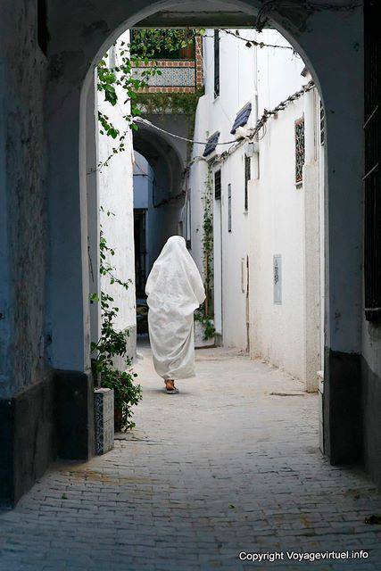 Die Frau in Weiß, Tunis - Tunesien