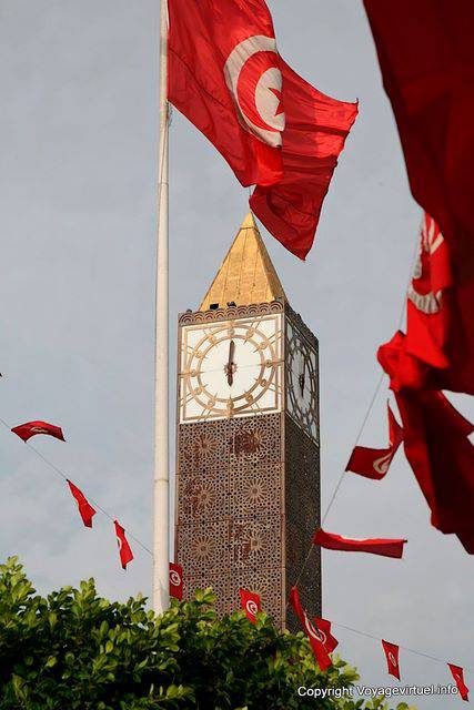Tunesischen Flagge und Uhr, Tunis - Tunesien