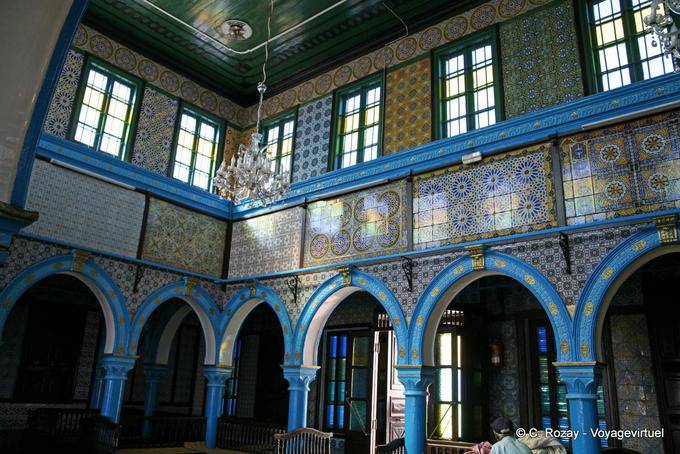 Innerhalb der jüdischen Synagoge in Djerba - Tunesien