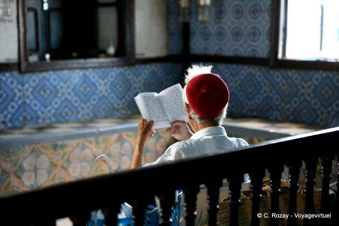 Rabbi Lesen, Ghriba Synagoge in Djerba - Tunesien