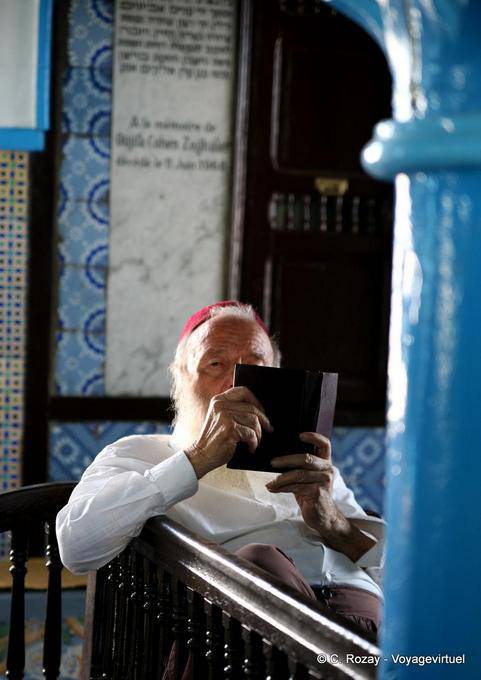 Studium der heiligen Texte, jüdische Synagoge in Djerba - Tunesien