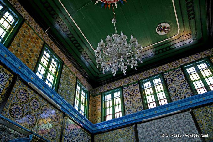 Kronleuchter und Steingut in der jüdischen Synagoge - Tunesien