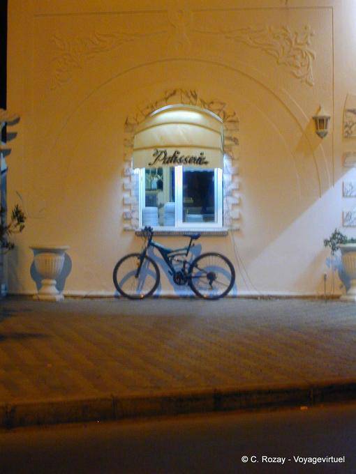 Radfahren und Gebäck, Djerba, Houmt Souk - Tunesien