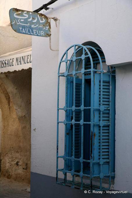 Kostüm und Fenster Houmt Souk - Tunesien