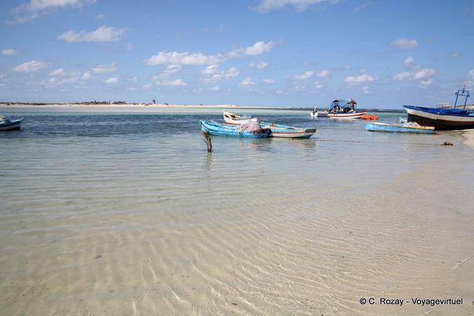 Boote im Kanal vor Anker, am Strand Seguia, Djerba - Tunesien