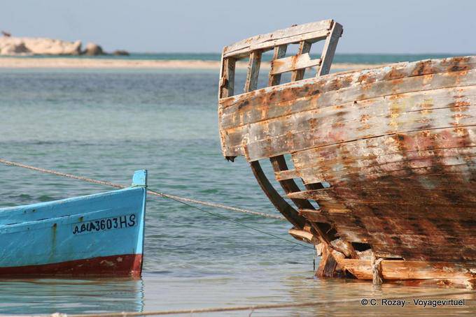 Djerba, gestrandete Boot auf dem Seguia - Tunesien