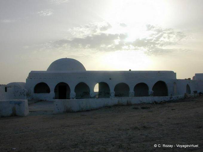 Bögen der Moschee von Sidi Jmour, gegen das Licht nach Djerba - Tunesien