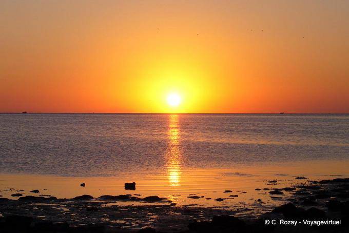 Orange und Gold des Meeres bei Sonnenuntergang, Sidi Jmour, Djerba - Tunesien