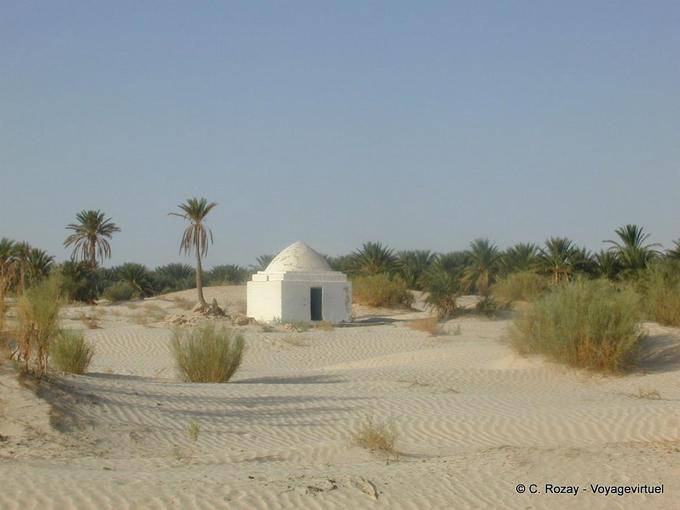 Marabout zwischen Wüste und Palmenhain, Douz - Tunesien