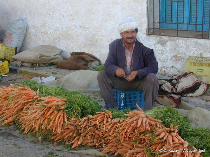 Carrot Händler auf dem Bürgersteig, Markt Douz - Tunesien