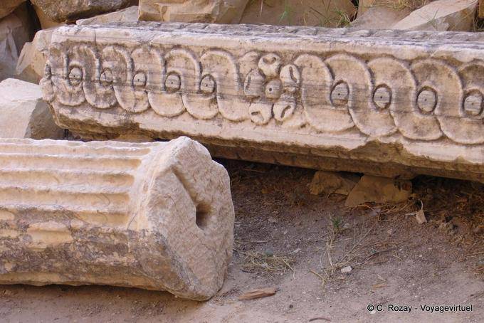 Säulenreste und Portikus, Detail, El Jem - Tunesien