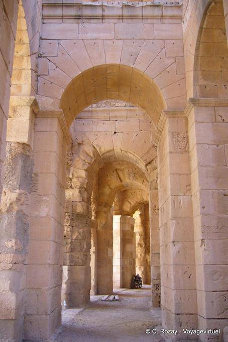Gangways renoviert das Amphitheater von El Jem - Tunesien