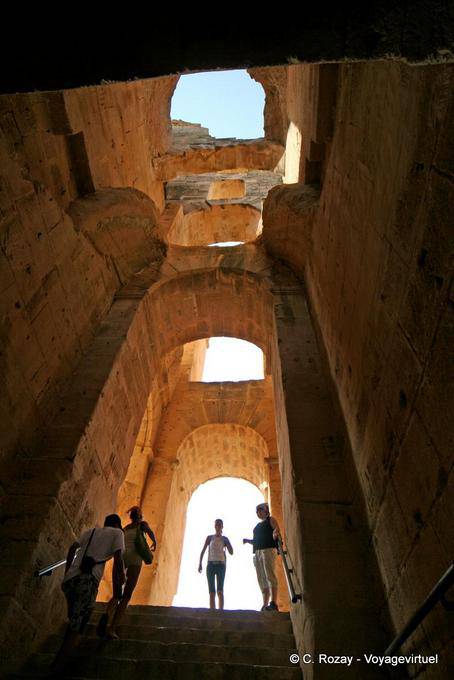 Amphitheater von El Jem, der Blick auf den Galerien unten - Tunesien