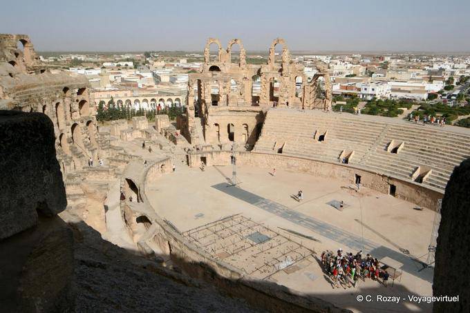 Panorama des Amphitheaters und die Stadt von El Jem - Tunesien