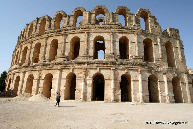 El Jem Kolosseum, Außenansicht des Amphitheater mit den drei Stufen der Galerien - Tunesien