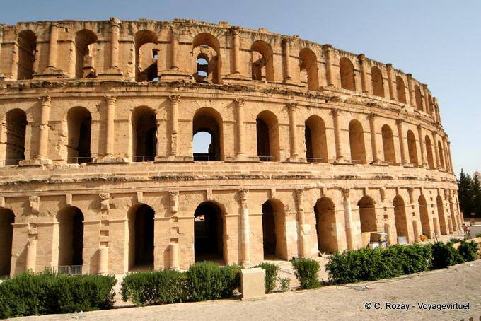 Die Fassade des Kolosseums, rechts, El Jem - Tunesien