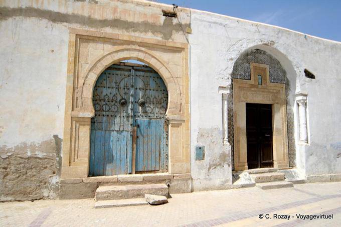 Kairouan, zwei verschiedene Arten von Eingängen - Tunesien