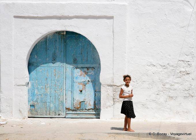 Kleines Mädchen an der Tür, Kairouan - Tunesien