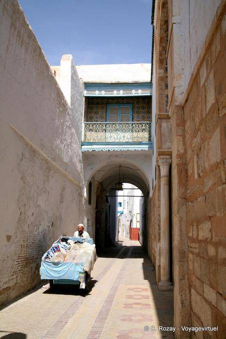 Kairouan, wobei zu einer Gasse - Tunesien