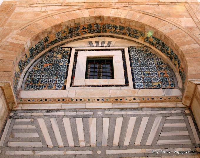 Kunstvolle Giebel, Kairouan - Tunesien