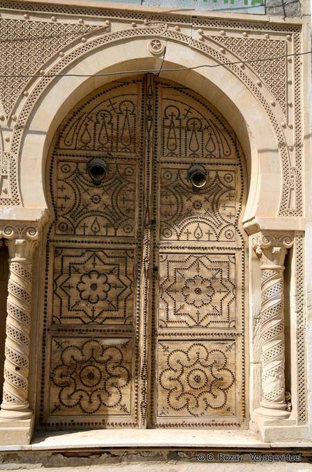 Kairouan, Tür zu gewundenen Säulen - Tunesien