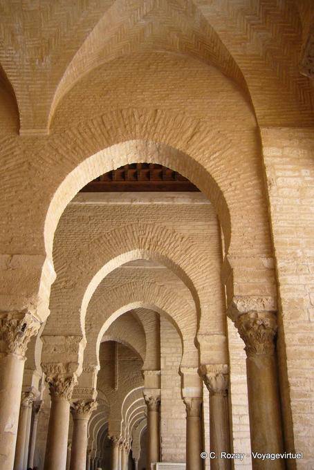 Arch und Spalten der westlichen Portikus Oqba Ibn Nafaa Moschee Kairouan - Tunesien