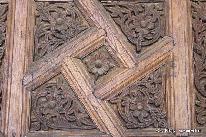 Detail der Skulptur auf einer hölzernen Tür, Oqba Ibn Nafi Jamaa Moschee Kairouan - Tunesien