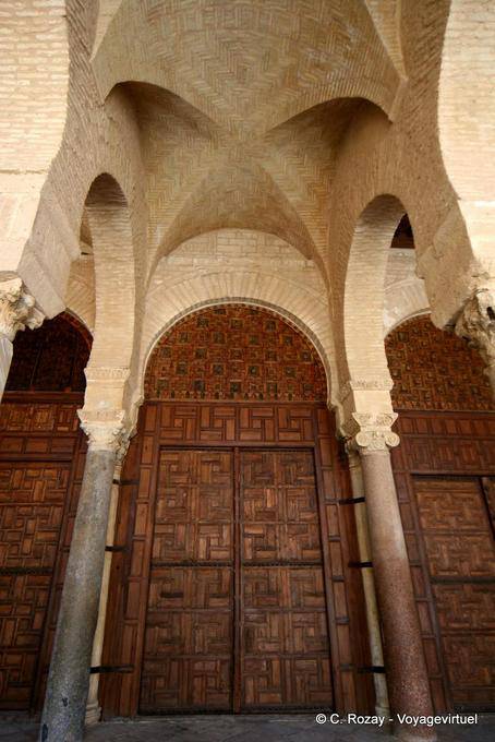 Bögen der Moschee Ibn Oqba Nafaa, Kairouan - Tunesien