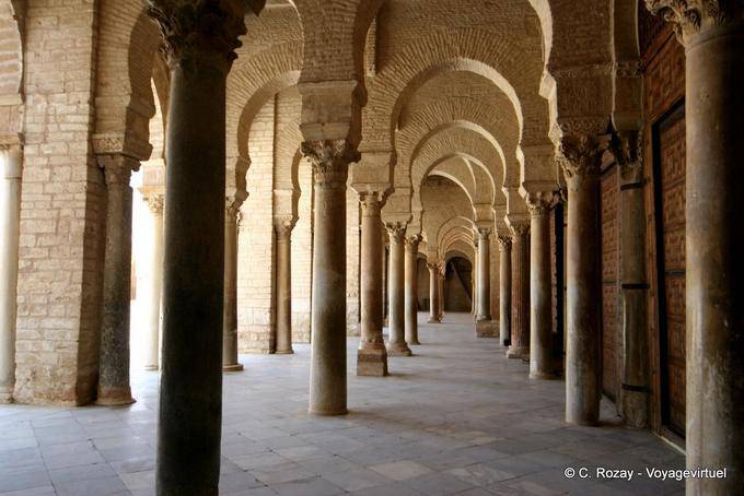 Hufeisenbogen und schlanke Säulen, Große Moschee, Kairouan - Tunesien