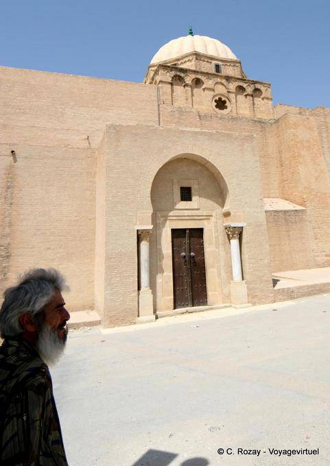 Vorbei an der Tür und die Kuppel, Imam Jamaa Sidi Uqba, Kairouan - Tunesien